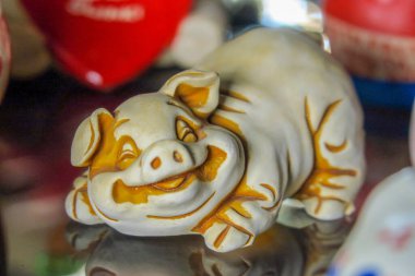 Küçük turist hatırası bir domuz heykeli.