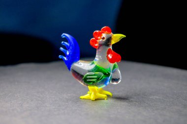 Oyuncak bir horoz heykeli masanın üstünde