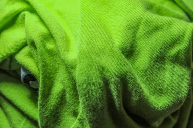 Yeşil buruşmuş kumaş dokusu ve arkaplanı
