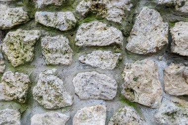 Eski taş duvar betondan yapılmıştır.