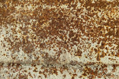 Eski metal bir plakanın paslı sarı yüzeyi