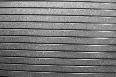 Kişisel bir bilgisayardan siyah metal plaka.