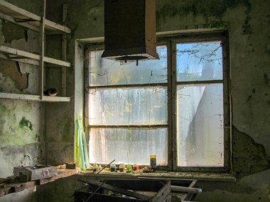 Duvarlarında çöp ve mantar olan terk edilmiş eski bir ev.