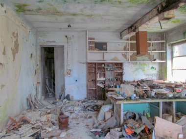 Duvarlarında çöp ve mantar olan terk edilmiş eski bir ev.