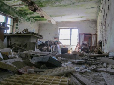 Duvarlarında çöp ve mantar olan terk edilmiş eski bir ev.