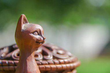 Sentetik kahverengi mücevher kutusu ve kedi heykeli