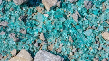 Güzel kırık araba camları ve taşlar