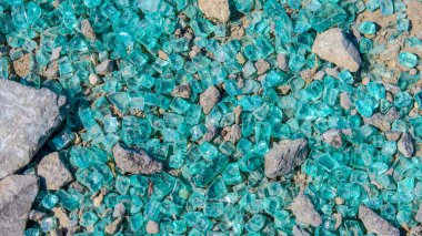 Güzel kırık araba camları ve taşlar