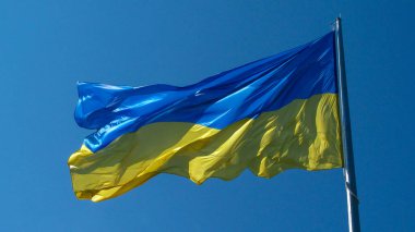 Ukrayna 'nın sarı ve mavi bayrağı rüzgarda dalgalanıyor.