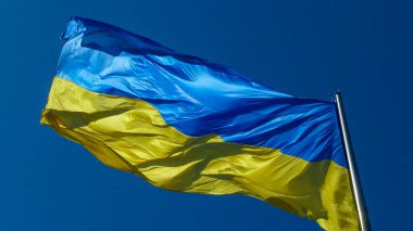 Ukrayna 'nın sarı ve mavi bayrağı rüzgarda dalgalanıyor.