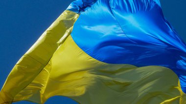 Ukrayna 'nın sarı ve mavi bayrağı rüzgarda dalgalanıyor.