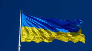 Ukrayna 'nın sarı ve mavi bayrağı rüzgarda dalgalanıyor.