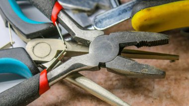 Atölyenin yan tarafında metal pense var.