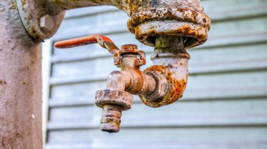 Su pompası için eski paslı metal musluk
