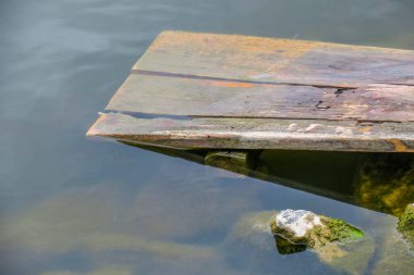 Bahar göletinde ve taşlarda sakin su