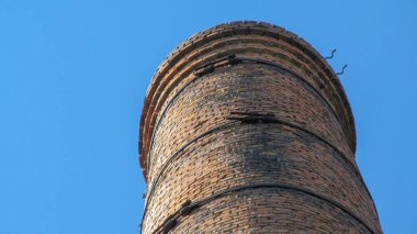 Gökyüzü zemininde çalışmayan eski tuğla kazan dairesi borusu