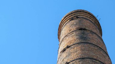 Gökyüzü zemininde çalışmayan eski tuğla kazan dairesi borusu