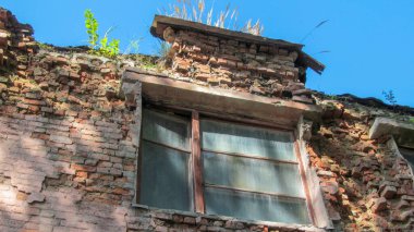 Terk edilmiş eski bir tuğla acil servisi. Ternopil, Ukrayna