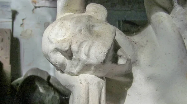 Скульптура Людини Тримає Руки Голову Думці — стокове фото
