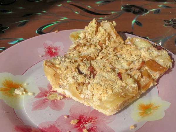 Heerlijke Zelfgemaakte Appeltaart Een Roze Bord Tafel — Stockfoto