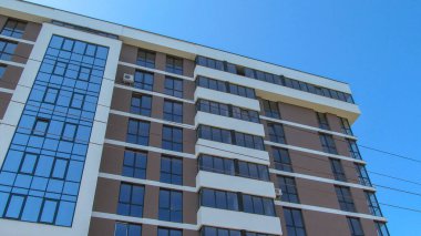 Balkonlara ve pencerelere bakan bir binanın ön cephesi