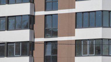 Balkonlara ve pencerelere bakan bir binanın ön cephesi