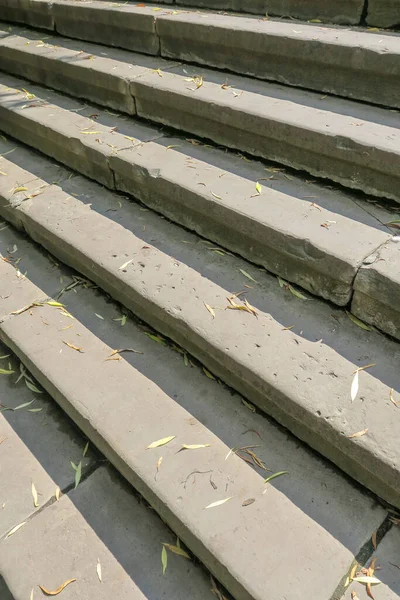 Yükselişteki Parkta Taş Merdivenler — Stok fotoğraf