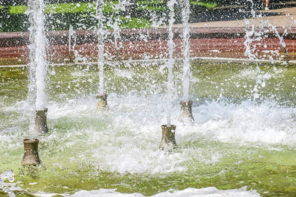 Água Dos Jatos Uma Fonte Cidade Perto Parque — Fotografia de Stock