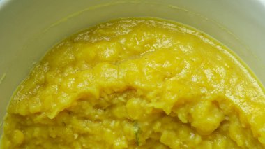 Baharatlı haşlanmış bezelye püresi.