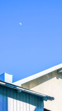 Güzel mavi yaz gökyüzü açık bir günde