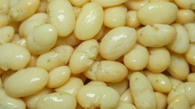Masada kaynamış sarı lezzetli fasulyeler.