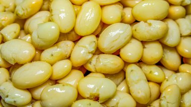 Bir kasede kaynamış sarı fasulye.