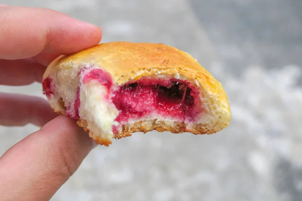 Pimenta Pão Com Cereja Mão — Fotografia de Stock