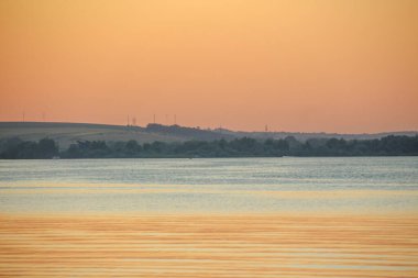 Gün batımında suyun üzerinde güzel bir gökyüzü