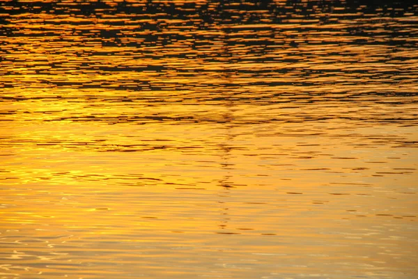 夕阳西下 池塘上的水面上闪烁着光芒 — 图库照片