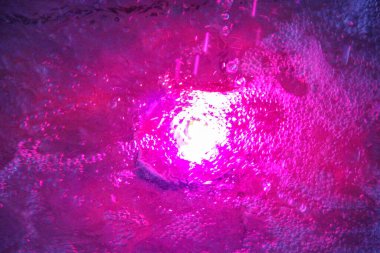 Şehir çeşmesinde renkli ışık