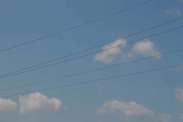 蓝天背景下一根柱子上的电线 — 图库照片
