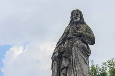 Hristiyan mezarlığındaki taş heykel