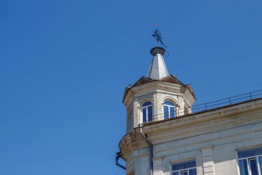 Nişancı rüzgar gülü, yirminci yüzyılın başlarında inşa edilmiş eski bir evde.