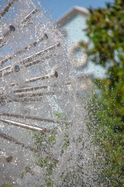 Vízsugarak Egy Városi Szökőkútban Parkban — Stock Fotó