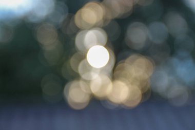 Parktaki renkli güneş ışınlarının odak noktasını yok et