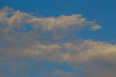 Güzel yaz havasında mavi gökyüzü