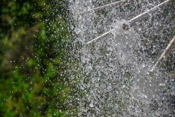 公園内の噴水の中の水のジェット — ストック写真