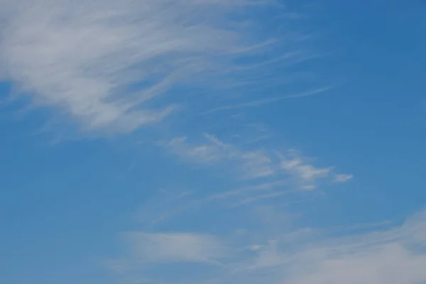 Błękitne Niebo Przy Dobrej Pogodzie Letniej — Zdjęcie stockowe