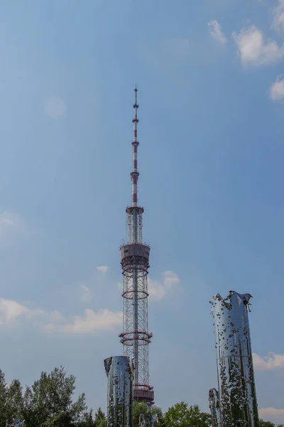 从公园看乌克兰最高的电视塔 — 图库照片