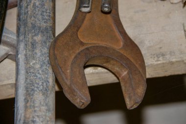 Atölyede farklı boyutlarda metal anahtarlar