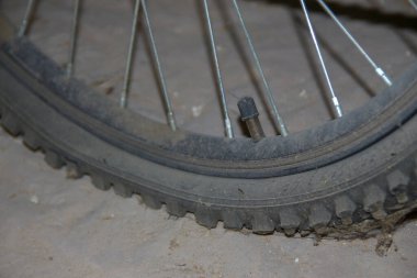 Tozla kaplı eski bir bisiklet.