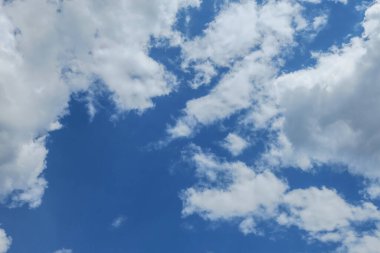 Güzel mavi yaz gökyüzü ve güneşli bir günde beyaz bulutlar