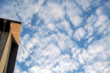 Güneşli bir günde güzel gökyüzü ve gri bulutlar