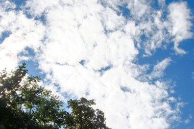 Ağustosta beyaz bulutlar üzerinde güzel mavi gökyüzü